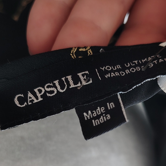 Elegant Black and Gold Chain Print Blouse - Picture 5 of 5